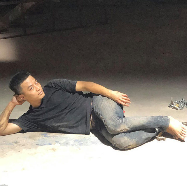 Nam diễn viên Hồng Đăng cũng chia sẻ những ngày quay phim “Mê cung” khi nhiệt độ ngoài trời lên tới 50 độ C. "Gần 40 người nhốt nhau vào cái lò, mái làm bằng tôn, không điều hoà, không quạt ở cái thời tiết này thật là phê. 6 ngày mà dài như một thế kỷ", anh nói.