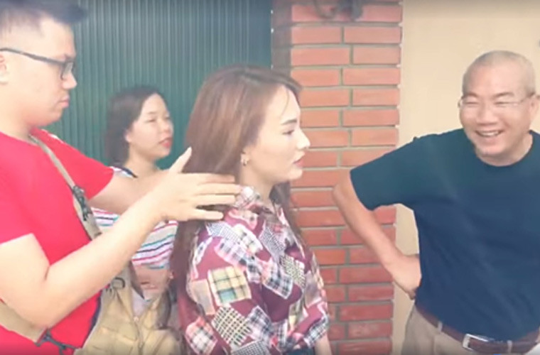 Đoàn làm phim “Về nhà đi con” cũng phải chịu cái nắng nóng của mùa hè miền Bắc khi nhiệt độ ngoài trời lên đỉnh điểm. "Quần áo ướt sũng, tụt cả 'áp suất'. Nhưng cứ sờ tới quyển kịch bản, thoại dăm ba câu là tinh thần lại lên cao. Cả đoàn cùng hừng hực khí thế và cố gắng chiến đấu", Bảo Thanh chia sẻ.