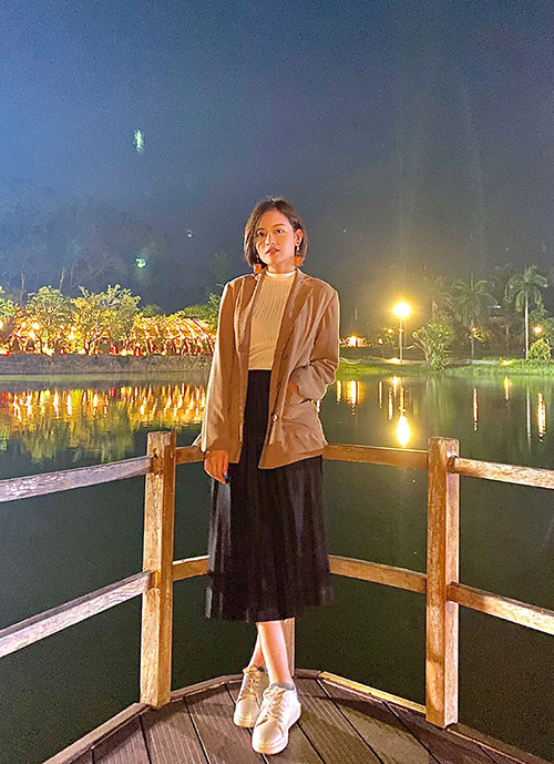 Nữ diễn viên Thùy Anh cũng khổ sở khi phải khoác lên mình bộ quần áo mùa đông dày cộm, áo len cổ lọ để đóng phim “Tình yêu và tham vọng” giữa thời tiết 40 độ.