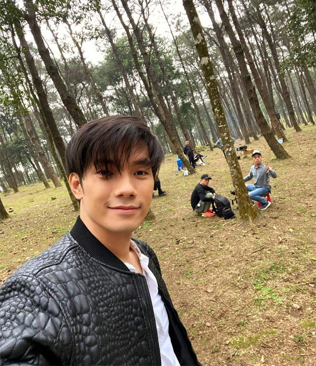 Cũng giống Lã Thanh Huyền, Nhan Phúc Vinh phải quay một số cảnh dang dở từ mùa đông, nên anh phải chịu cảnh mặc quần áo ấm để quay giữa mùa hè.