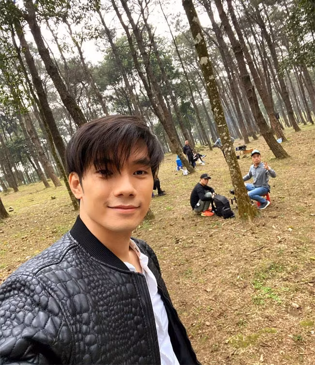 Cũng giống Lã Thanh Huyền, Nhan Phúc Vinh phải quay một số cảnh dang dở từ mùa đông, nên anh phải chịu cảnh mặc quần áo ấm để quay giữa mùa hè.