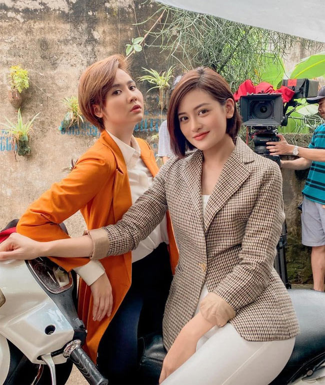 "Lạnh có thể quấn thêm chăn khi chưa bấm máy, còn nóng thì rất khó xử lý, không thể cứ cởi đồ ra liên tục trên phim trường được. Quay cảm xúc ngày đông mà trong người mồ hôi cứ đổ liên tục. Cái cảm giác đó thật sự muốn bùng cháy luôn ấy", Thùy Anh chia sẻ.