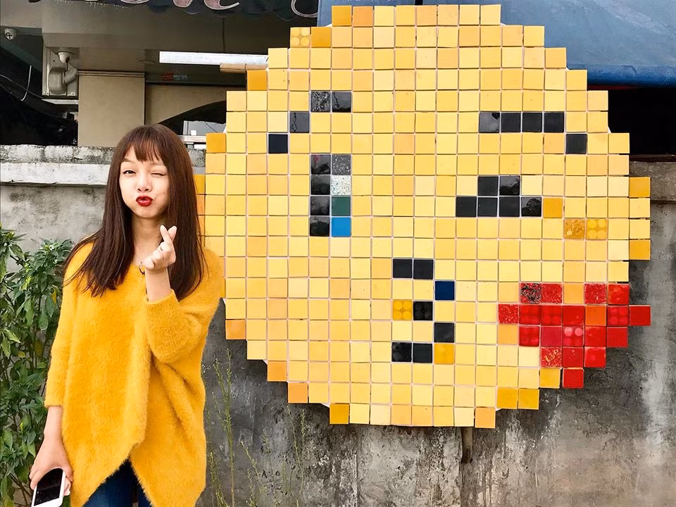 Nữ MC gây ấn tượng với gương mặt baby, xinh đẹp như hot girl.