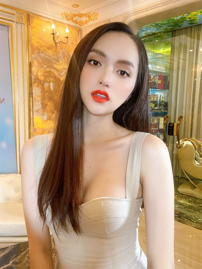 Antifan còn lấy lý do để ghét Hương Giang là vì cô sống lỗi với đồng nghiệp: nói xấu và miệt thị giới tính Lâm Khánh Chi, vô lễ với nghệ sĩ Trung Dân, phát ngôn xem thường Tim, cà khịa Trang Trần khi cô này gặp chuyện…