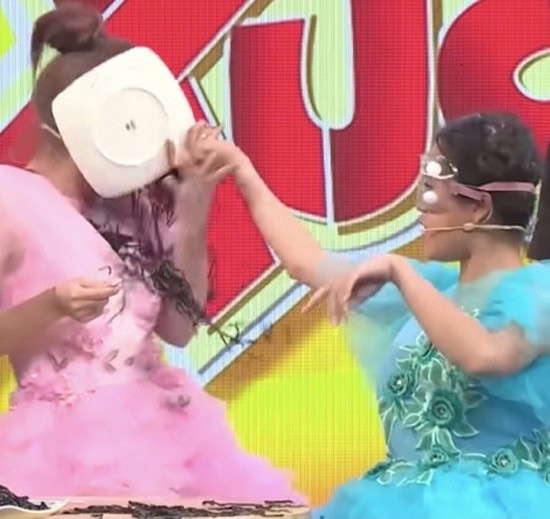 Lâm Vỹ Dạ bị chỉ trích việc cô cục cằn hất đổ đạo cụ sân khấu và đòi nghỉ chơi trong “Khuôn mặt đáng tin”, thẳng tay hất thức ăn vào đầu, mặt Puka, chê bai ngoại hình bạn chơi Hữu Tín.