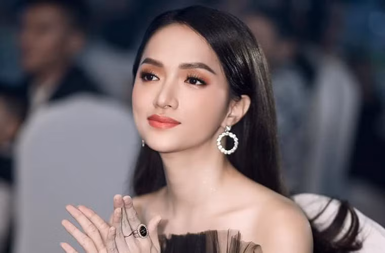 Mặc dù là người chuyển giới nhưng theo antifan Hương Giang lại lớn tiếng chê nghệ sĩ Lê Giang chỉnh sửa quá nhiều.