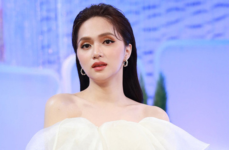 Những người này tẩy chay Hương Giang vì rất nhiều lý do: hát dở, nhảy xấu, hay rao giảng đạo lý và đặt hẳn cho cô danh xưng “Nữ hoàng đạo lý”.