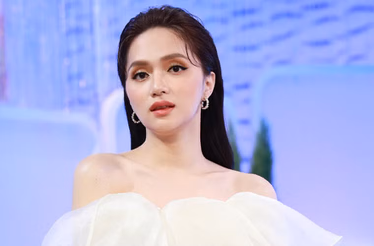 Những người này tẩy chay Hương Giang vì rất nhiều lý do: hát dở, nhảy xấu, hay rao giảng đạo lý và đặt hẳn cho cô danh xưng “Nữ hoàng đạo lý”.