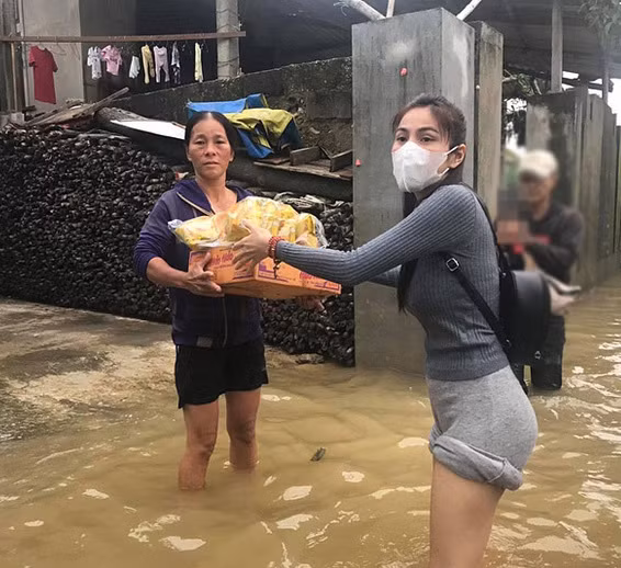 Hoạt động từ thiện giúp đỡ bà con vùng lũ vừa qua của ca sĩ Thủy Tiên ngoài nhận được những lời khen ngợi, cô cũng vấp phải không ít chỉ trích.