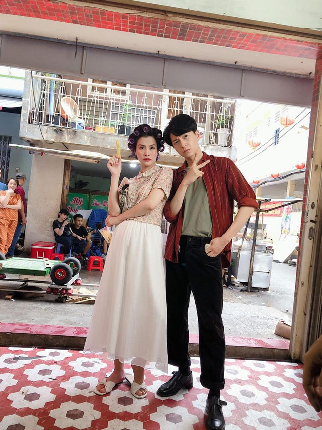 Mặc dù bụng bầu vượt mặt nhưng ở tháng thứ 7 mang thai, Đông Nhi vẫn tham gia đóng MV của Ngô Kiến Huy.