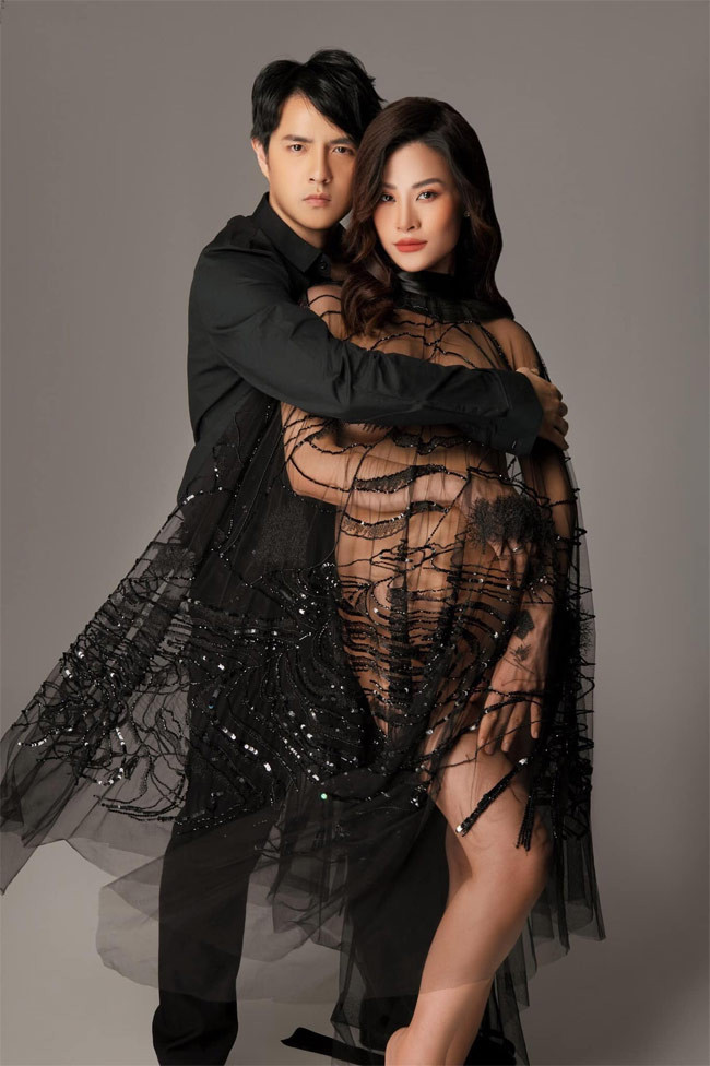 “Sinh nhật năm nay vô cùng đặc biệt với mẹ vì không chỉ có ba mà còn có thiên thần nhỏ sắp chào đời. Mong cô gái bé nhỏ của ba mẹ sẽ thật khoẻ mạnh, an yên. Yêu thương con vô bờ bến. 13/10/2020”, Đông Nhi viết trên trang cá nhân.