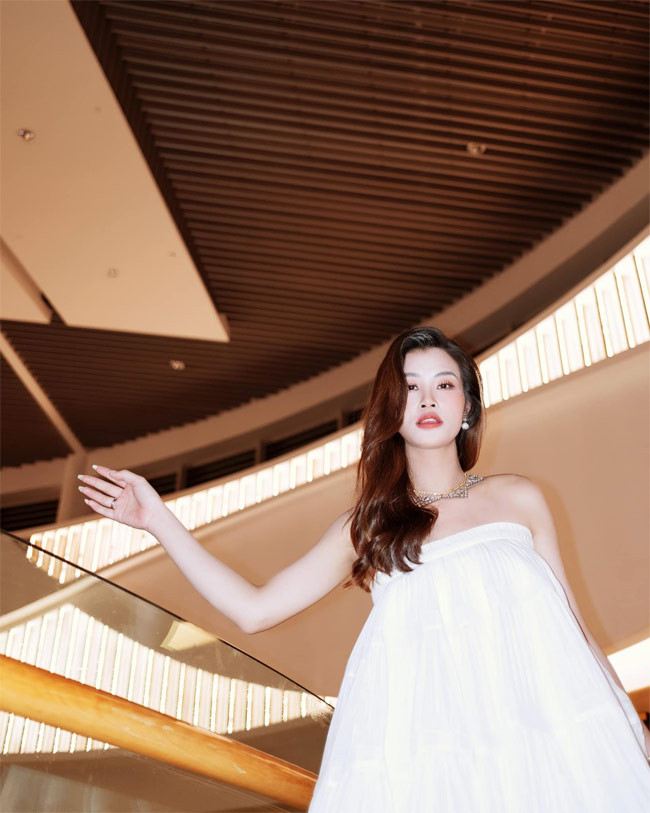 Mặc chiếc váy dài xòe rộng tới dự chương trình, không ai nghĩ Đông Nhi mang bầu sắp tới ngày sinh.