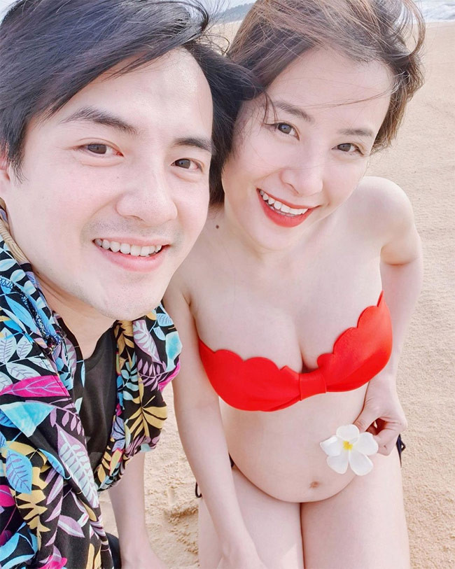 Giọng ca Yêu là cưới mặc bikini khoe bụng bầu và làn da trắng sứ trong một lần đi biển với gia đình.