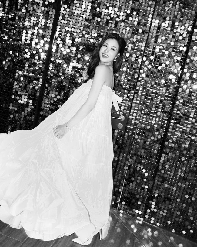 Thậm chí cô còn được mọi người khen ngợi hết lời vì quá xinh đẹp.