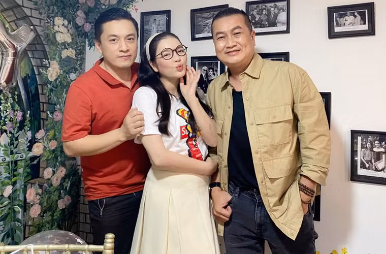 Lý Nhã Kỳ ăn mặc giản dị với chân váy xếp ly, áo thun, tổ chức sinh nhật cho nam ca sĩ Nguyễn Hưng tại nhà riêng.