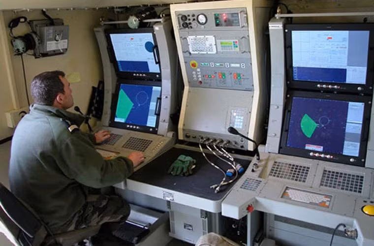 Hệ thống radar Arabel có khả năng theo dõi liên tục 100 mục tiêu và cung cấp lệnh dẫn đường liên tục cho 16 tên lửa cùng lúc, tầm trinh sát đến 100km, có khả năng hoạt động tốt trong môi trường bị chế áp điện tử mạnh. Ảnh: Cận cảnh hệ thống hiển thị tiên tiến, trực quan trong xe chỉ huy khẩu đội SAMP/T.