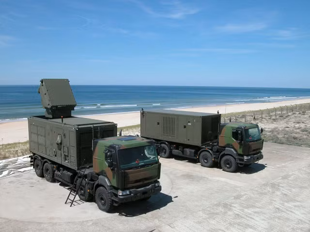 Một khẩu đội tên lửa phòng không SAMP/T gồm: Một xe chỉ huy và kiểm soát; xe radar điều khiển hỏa lực Arabel và 6 xe phóng tự hành TEL. Trong ảnh là đài radar kiểm soát hỏa lực Arabel thiết kế với anten mạng pha có thể giám sát, theo dõi và dẫn đường tên lửa.