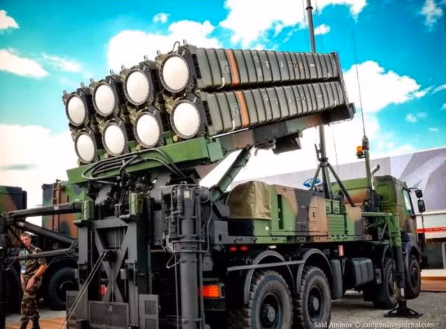 Bệ phóng trang bị 8 container chứa 8 tên lửa, có thể phóng phát một hoặc bắn cả loạt chỉ trong 10 giây.