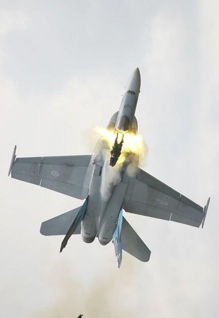 Ảnh: Phi công Mỹ nhảy khỏi chiếc F/A-18.