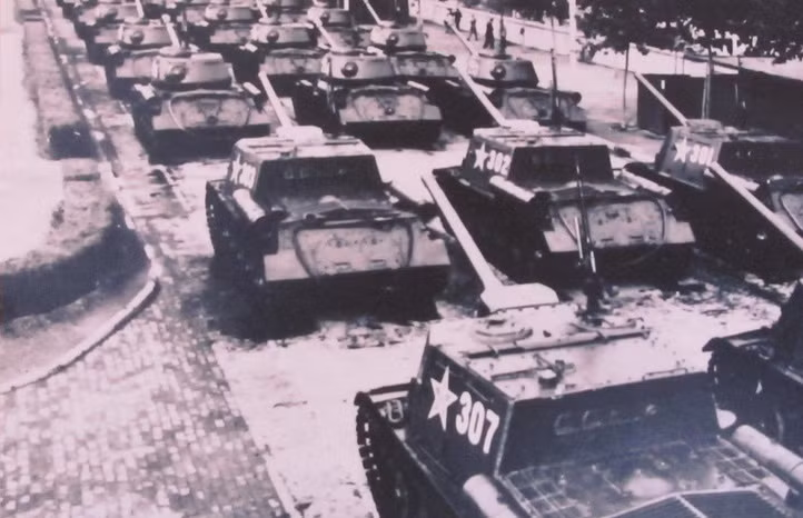 Theo một số tài liệu, năm 1955 Hồng quân Liên Xô khi rút khỏi Đại Liên sau 10 năm đồn trú đã bán lại cho Quân đội Trung Quốc 67 khẩu pháo tự hành ISU-152. Trong số này 45 khẩu đã được phiên chế cho Sư đoàn cơ giới số 1 mới thành lập của Trung Quốc.