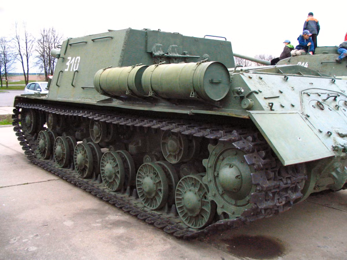 Pháo tự hành ISU-152 có kích thước rất lớn với chiều dài 9,18m, rộng 3,07m và cao 2,48m, nặng đến 47,3 tấn. Do đó, xe phải sử dụng động cơ V-2IS công suất 520 mã lực, lượng nhiên liệu mang theo là 560 lít và có thể mang thêm 360 lít trong các khoang nhiên liệu bên ngoài. Ở các phiên bản ISU-152K và ISU-152M, lượng nhiên liệu chứa bên trong xe tăng lên 920 lít. Tầm hoạt động của ISU-152 là 120km với điều kiện địa hình dã chiến, và có thể tăng lên đến 670km tùy theo điều kiện địa hình và phiên bản. Tốc độ trên địa hình xấu đạt 20km/h, trên đường nhựa tối đa là 40km/h.