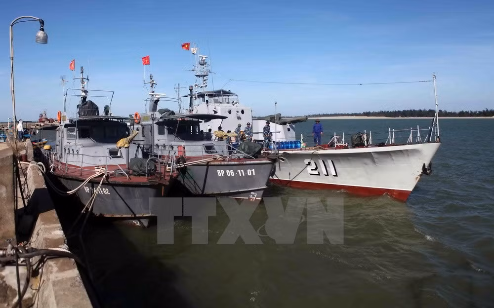 Các lực lượng được triển khai cho công tác cứu hộ chiếc tiêm kích Su-30MK2 gặp nạn cùng phi công Trần Quang Khải gồm bộ đội hải quân, bộ đội biên phòng, bộ đội không quân, cảnh sát biển và các ngư dân đang hoạt động ở vùng biển Nghệ An, Hà Tĩnh, Thanh Hóa… Nguồn ảnh: TTXVN