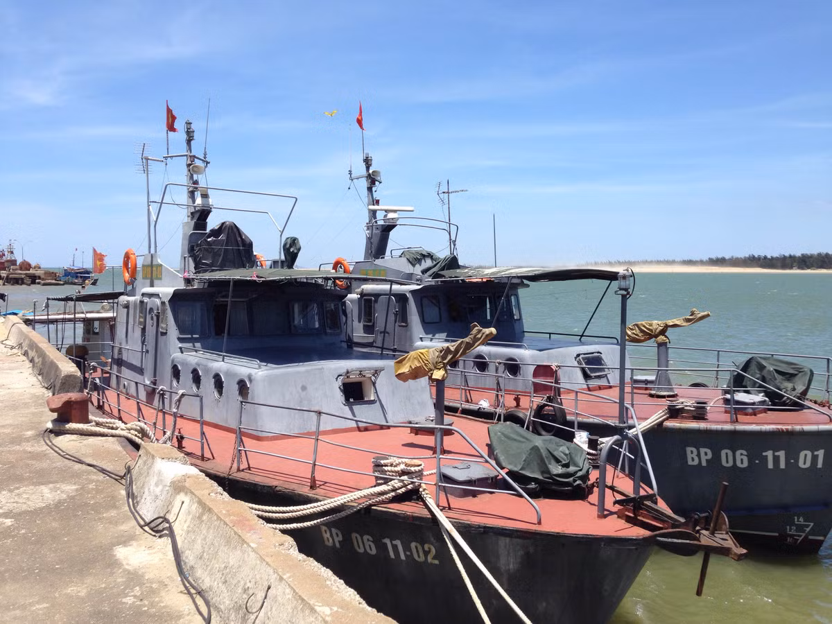 Bộ đội biên phòng từ sáng qua đã triển khai nhiều đội tàu cao tốc, tuần tra để tìm kiếm quanh khu vực máy bay gặp nạn. Nguồn ảnh: Tuổi Trẻ