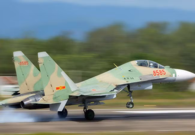 Vào lúc 6h30 phút sáng ngày hôm qua (14/6), máy bay tiêm kích Su-30MK2 mang số hiệu 8585 của Trung đoàn 923, Sư đoàn 371, thuộc Quân chủng Phòng không-Không quân làm nhiệm vụ bay huấn luyện xuất phát từ sân bay Sao Vàng, Thọ Xuân, Thanh Hóa bị mất liên lạc lúc 7h13 phút khi thực hiện nhiệm vụ bay huấn luyện chặn kích trên không. Trên chiếc Su-30MK2 có hai phi công điều khiển gồm: Thượng tá Trần Quang Khải, Phi công cấp 1 và Thiếu tá Nguyễn Hữu Cường, Phi công cấp 3.