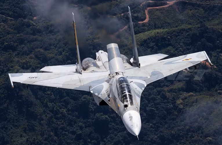Hai chiếc Su-30MK2 đầu tiên được chuyển giao cho Venezuela vào đầu tháng 12/2006 trong khi 8 chiếc còn lại tới vào năm 2004, 14 chiếc tiếp theo đến trong năm 2008. Và đợt cuối cùng 12 chiếc Su-30MK2 tới vào năm 2009.