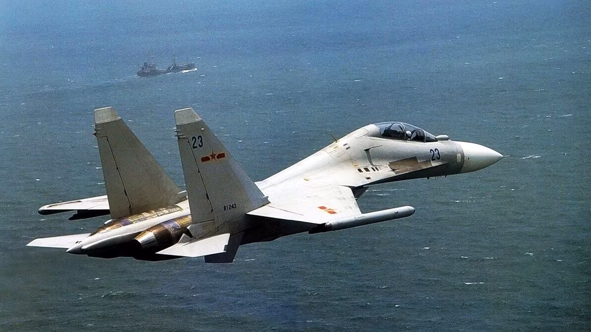 Đứng thứ 2 về số lượng máy bay Su-30MK2 trên thế giới là Trung Quốc với tổng số 24 chiếc Su-30MK2 được ký mua năm 2003, chuyển giao toàn bộ trong năm 2004. Toàn bộ số máy bay này hiện được biên chế cho Trung đoàn tiêm kích 10, Sư đoàn 4, Không quân Hải quân Trung Quốc, đặt căn cứ ở tỉnh Chiết Giang.