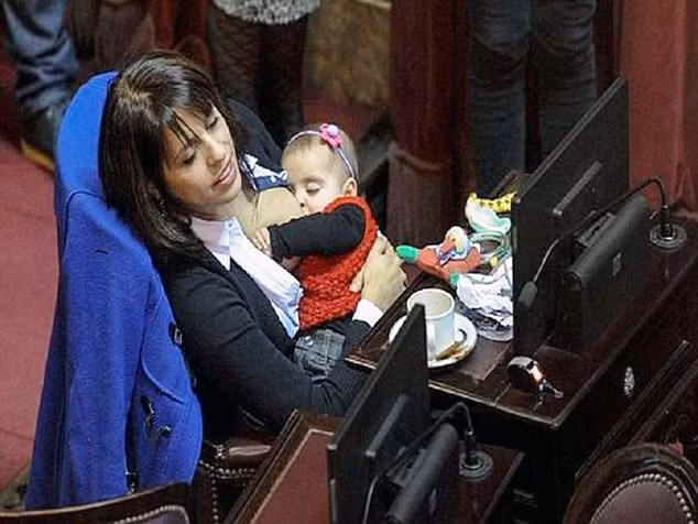 Nu nghi sy cho con bu giua phien hop Quoc hoi