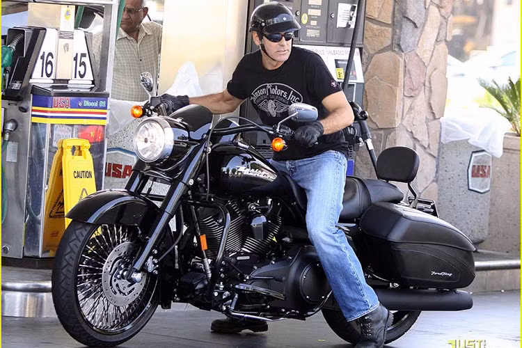 Vụ tai nạn gãy vài cái xương sườn năm 2007 chẳng thể dập tắt đam mê môtô của George Clooney. Gần đây nhất, người ta vẫn thấy tài tử điển trai vẫn lái chiếc Harley-Davidson “cưng” của mình đi dạo ở Los Angeles