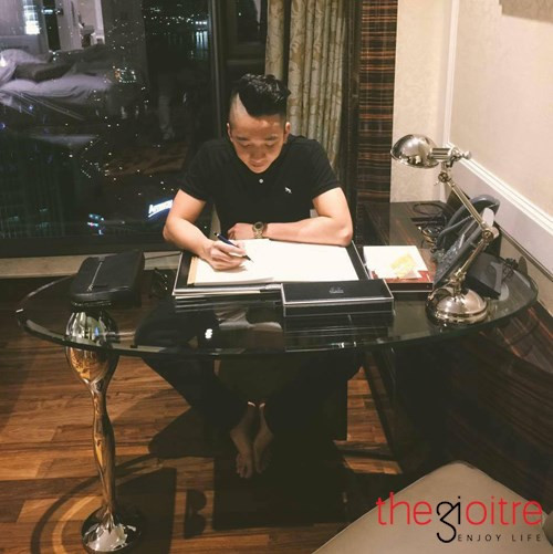 Có lẽ chính vì thế mà anh chàng được khá nhiều cư dân mạng ví như nam thần trong truyện ngôn tình.