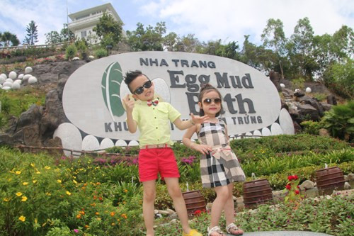 Nhung Hít đã lập gia đình cách đây 6 năm và hiện có 1 bé trai và 1 bé gái đáng yêu. Ảnh: FBNV.