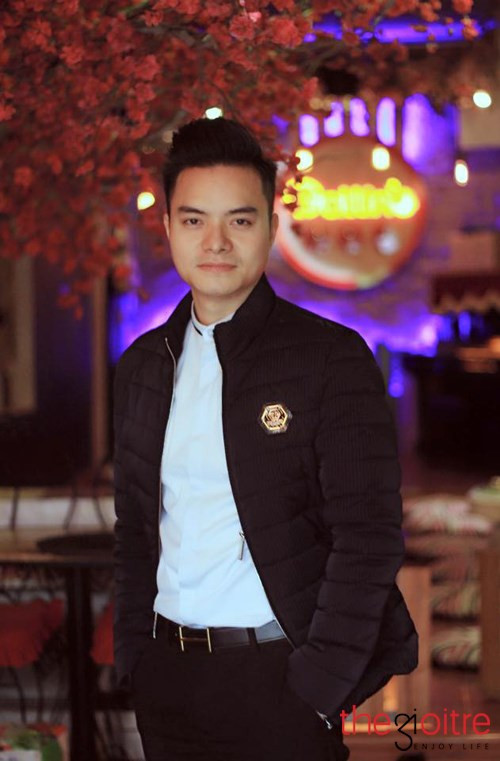 Vẻ điển trai như tài tử điện ảnh của người đàn ông quan trọng của Nhung Hít khiến nhiều người 'phát hờn'.