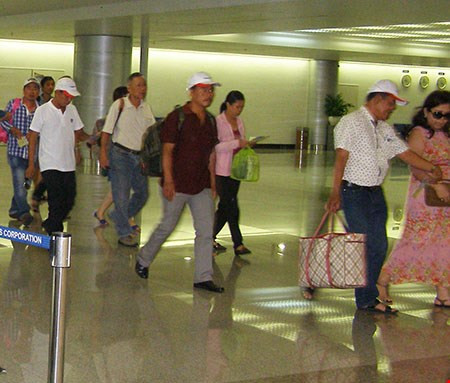 Trong trường hợp hành khách không bị sốt thì được đưa tới khu vực làm thủ tục nhập cảnh, đồng thời phân loại hành khách.