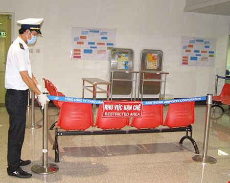 Hành khách sốt trên 38 độ thì chuyển cách ly, khai thác tiểu sử dịch tể.