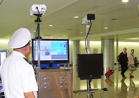 Hành khách nhập cảnh qua cửa khẩu đều được đo thân nhiệt.