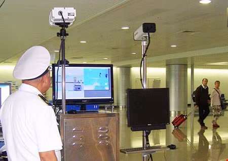 Hành khách nhập cảnh qua cửa khẩu đều được đo thân nhiệt.