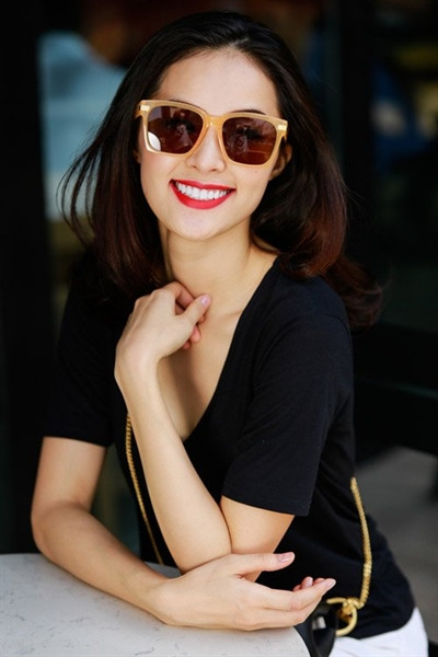 Thậm chí, người ta cũng không loại trừ khả năng Hạ Vi sẽ trở thành cô dâu của Cường Đô la trong tương lai gần, điều mà "Nữ hoàng giải trí" Hà Hồ dù phải mất đến 8 năm trời nhưng vẫn không đổi lại được danh phận.