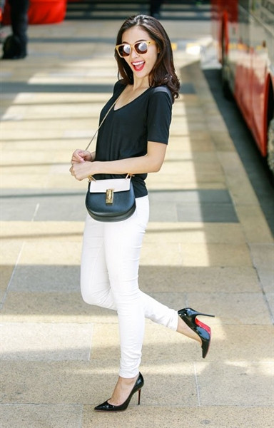 Dù là người yêu tin đồn của tổng giám đốc nhưng cũng như nhiều nhân viên khác, Hạ Vi đến cơ quan từ 8h, hỗ trợ Quốc Cường những công việc liên quan đến giấy tờ, sổ sách, ghi chép nội dung các cuộc họp.