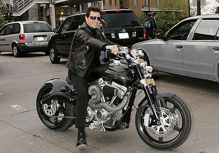 Tom Cruise trở nên nổi danh trên toàn thế giới khi cưỡi một chiếc Kawasaki Ninja trong bộ phim Top Gun. Đồng thời, anh cũng là một nhà sưu tập môtô có tiếng ở Los Angeles. Theo đồn đại, Cruise là người Mỹ đầu tiên sở hữu chiếc Ducati nổi tiếng vào năm 2008.