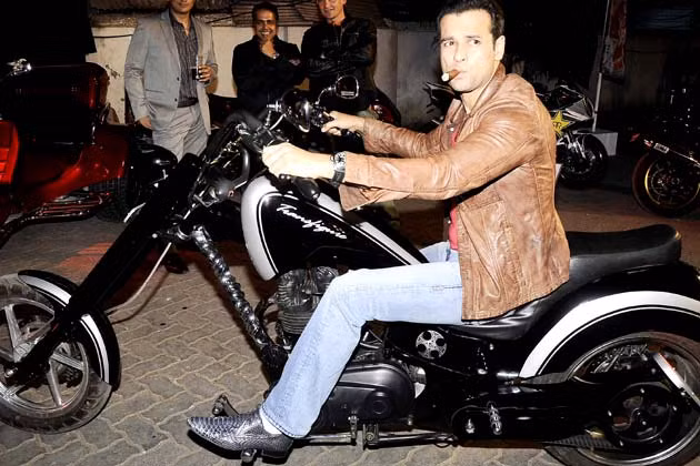 Rohit Roy nam diễn viên nổi tiếng Bollywood, Ấn Độ. Anh cũng là một tín đồ của môtô phân khối lớn.