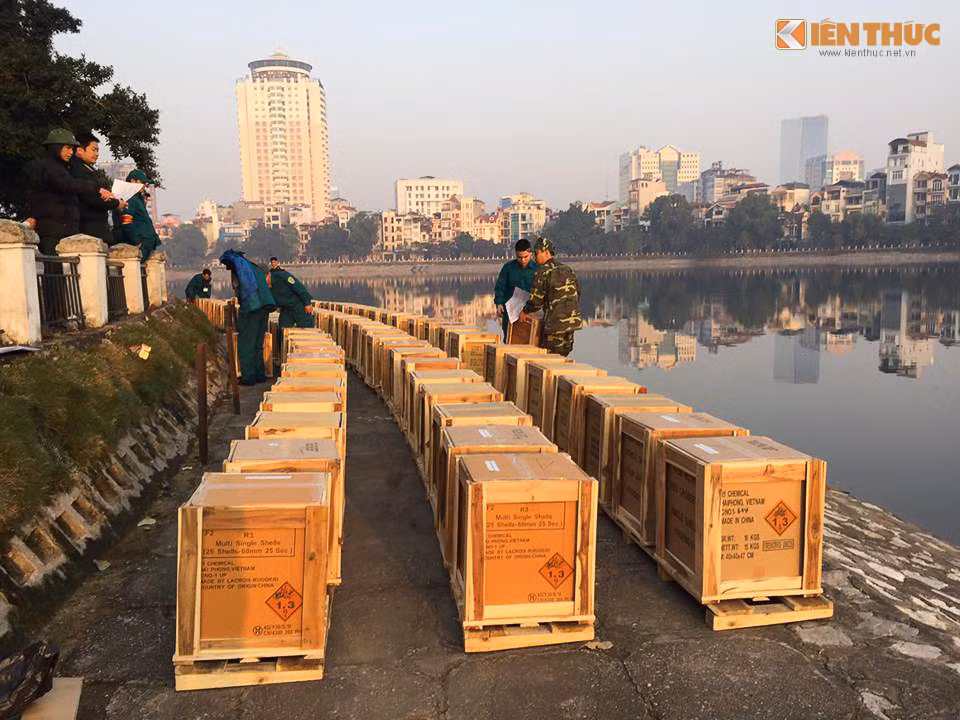 Tại trận địa pháo hoa ở hồ Hoàng Cầu, Ngọc Khánh và một số trận địa khác, pháo hoa được vận chuyển về từ 5h30 sáng cùng ngày. Ảnh: Anh Tú - Thu Nga.