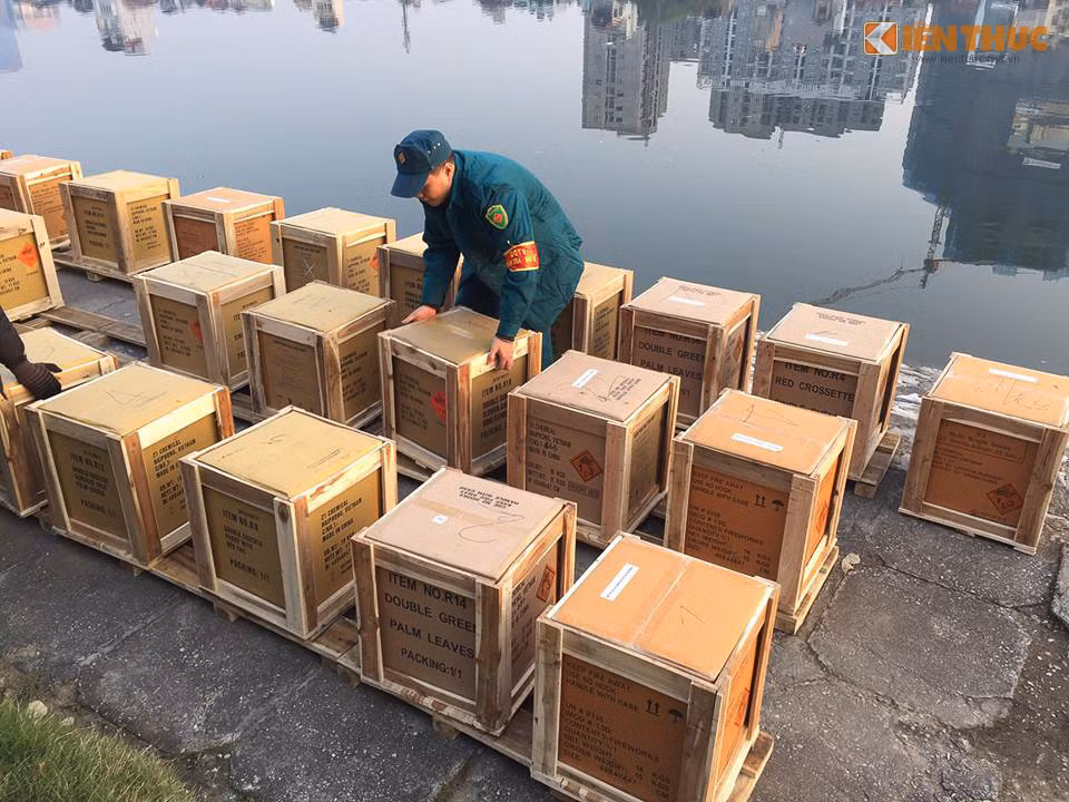 Các thùng pháo hoa khi vừa về đến trận địa được đóng nẹp gỗ và dán niêm phong cẩn thận.Ảnh: Anh Tú - Thu Nga.