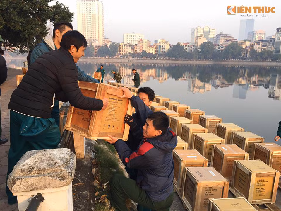 Từng thùng pháo được vận chuyển vào khu vực trận địa. Ảnh: Anh Tú - Thu Nga.