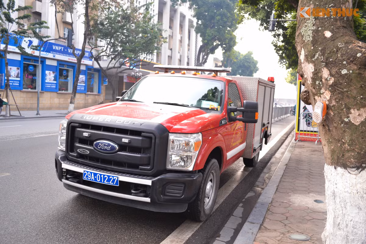 Phía bên ngoài khu vực trận địa pháo hoa luôn có xe của lực lượng phòng cháy chữa cháy...