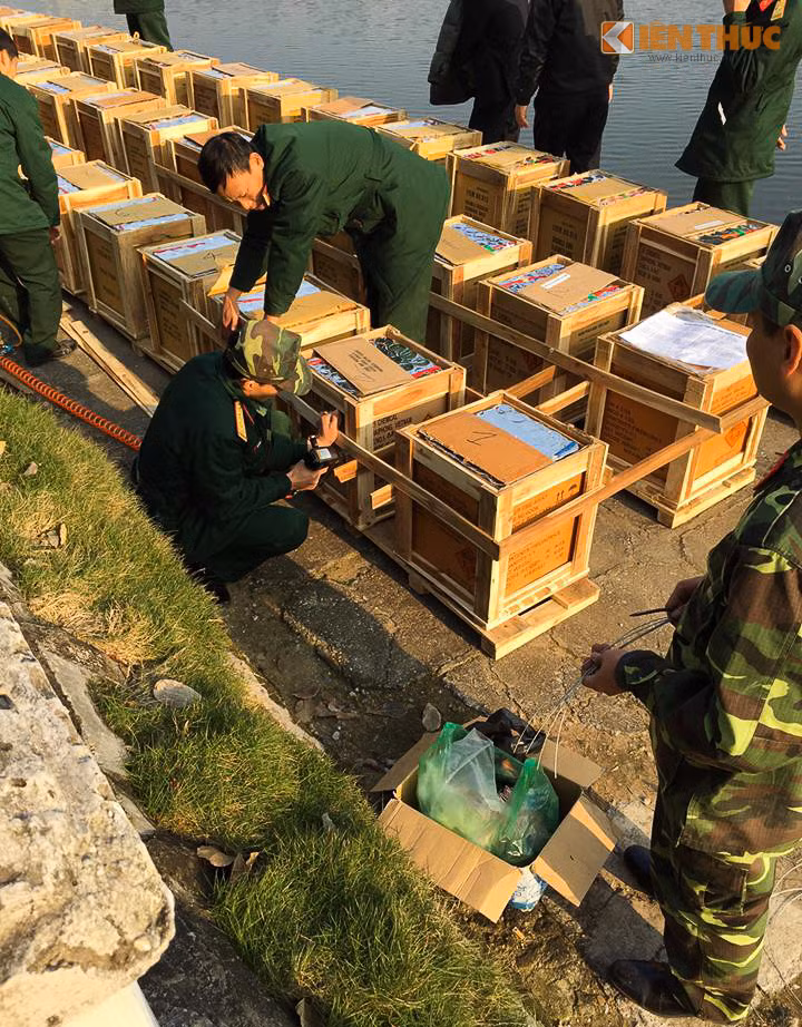 Lực lượng an ninh đang kiểm tra số lượng pháo. Ảnh: Anh Tú - Thu Nga.