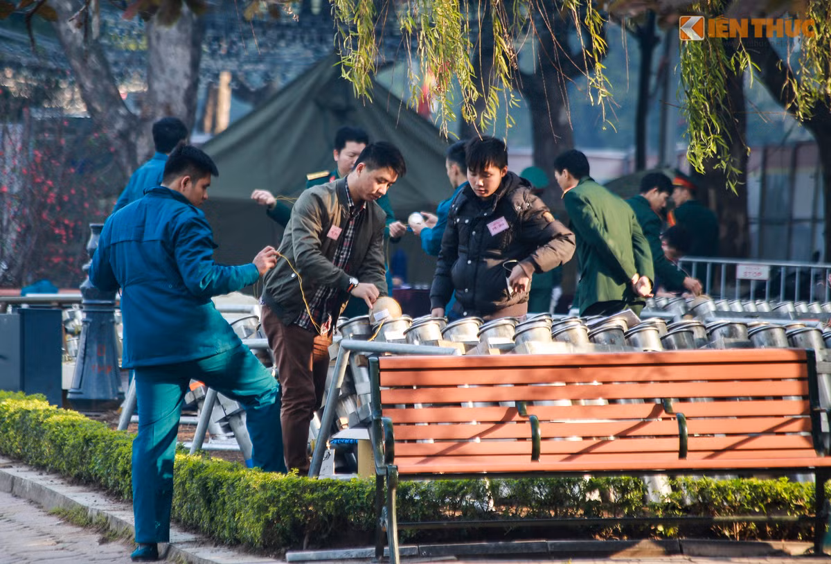 Pháo được thả vào bệ sẵn sàng "vẽ hoa" trên bầu trời Hà Nội. Ảnh: Anh Tú.