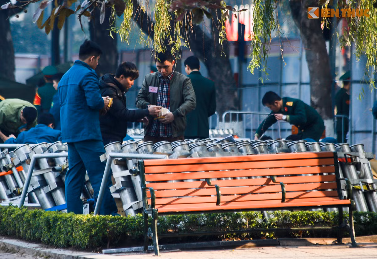 Các chiến sĩ bộ đội đang kiểm tra pháo trước khi thả vào bệ. Ảnh: Anh Tú.